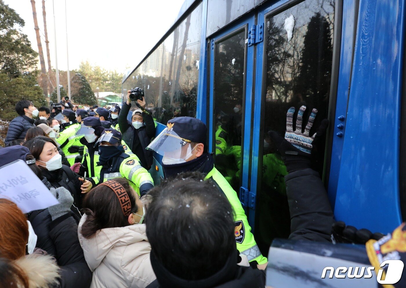 본문 이미지 - 정인양을 입양한 후 수개월간 학대해 사망에 이르게 한 혐의를 받는 양부모에 대한 첫 재판이 열린13일 오전 서울 양천구 서울남부지방법원에서 양모가 탄 것으로 추정되는 호송차가 나오자 시민들이 분노를 표출하고 있다. 2021.1.13/뉴스1 ⓒ News1 이승배 기자
