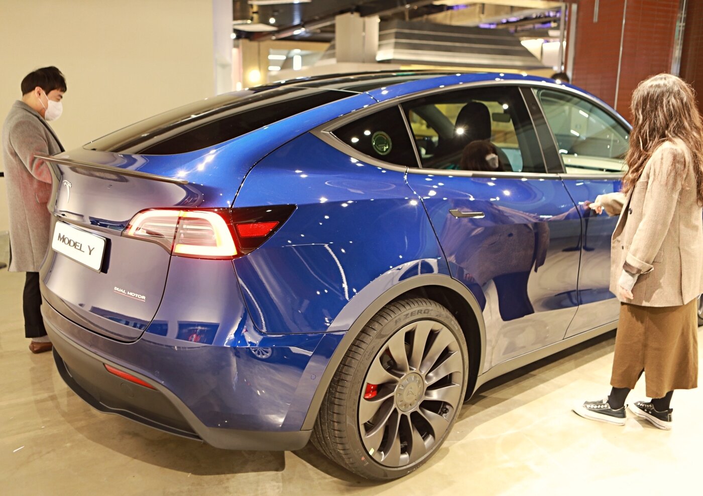 본문 이미지 - 롯데백화점 영등포점에 전시된 테슬라 모델Yⓒ 뉴스1