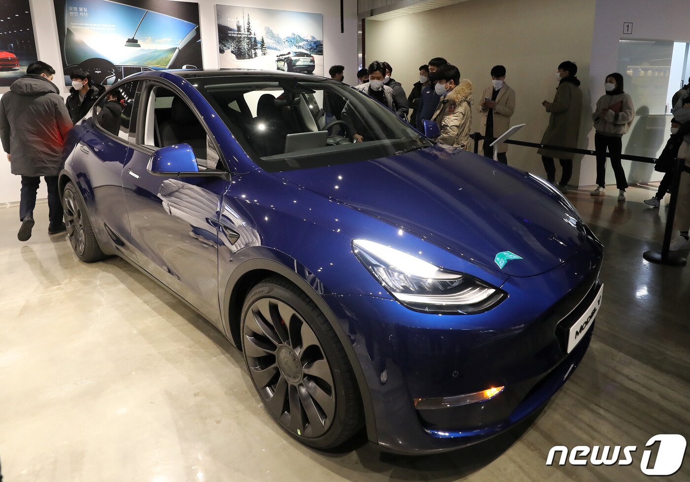 본문 이미지 - 롯데백화점 영등포점에 전시된 테슬라 '모델Y'의 모습. 2021.1.13/뉴스1 ⓒ News1 김진환 기자