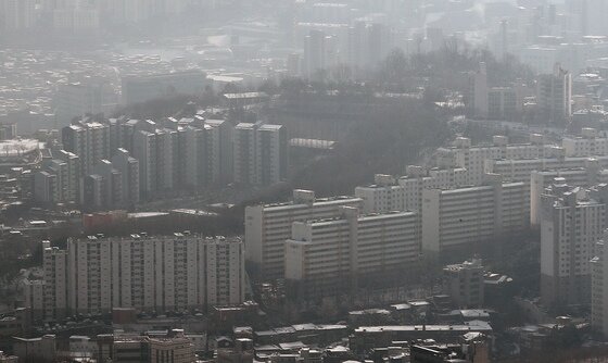 본문 이미지 -  서울 여의도 63빌딩에서 바라본 서울 아파트단지. 2021.1.13/뉴스1 ⓒ News1 박세연 기자