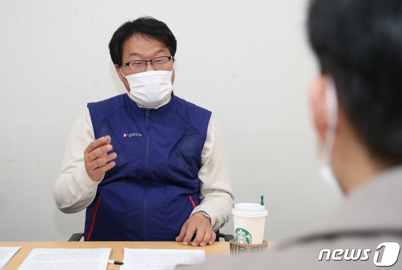 본문 이미지 - 김재남 민주노총 부산본부장이 13일 오후 부산 동구 노동복지회관 소회의실에서 뉴스1과 인터뷰를 하고 있다. 2021.1.13/뉴스1 ⓒ News1 여주연 기자