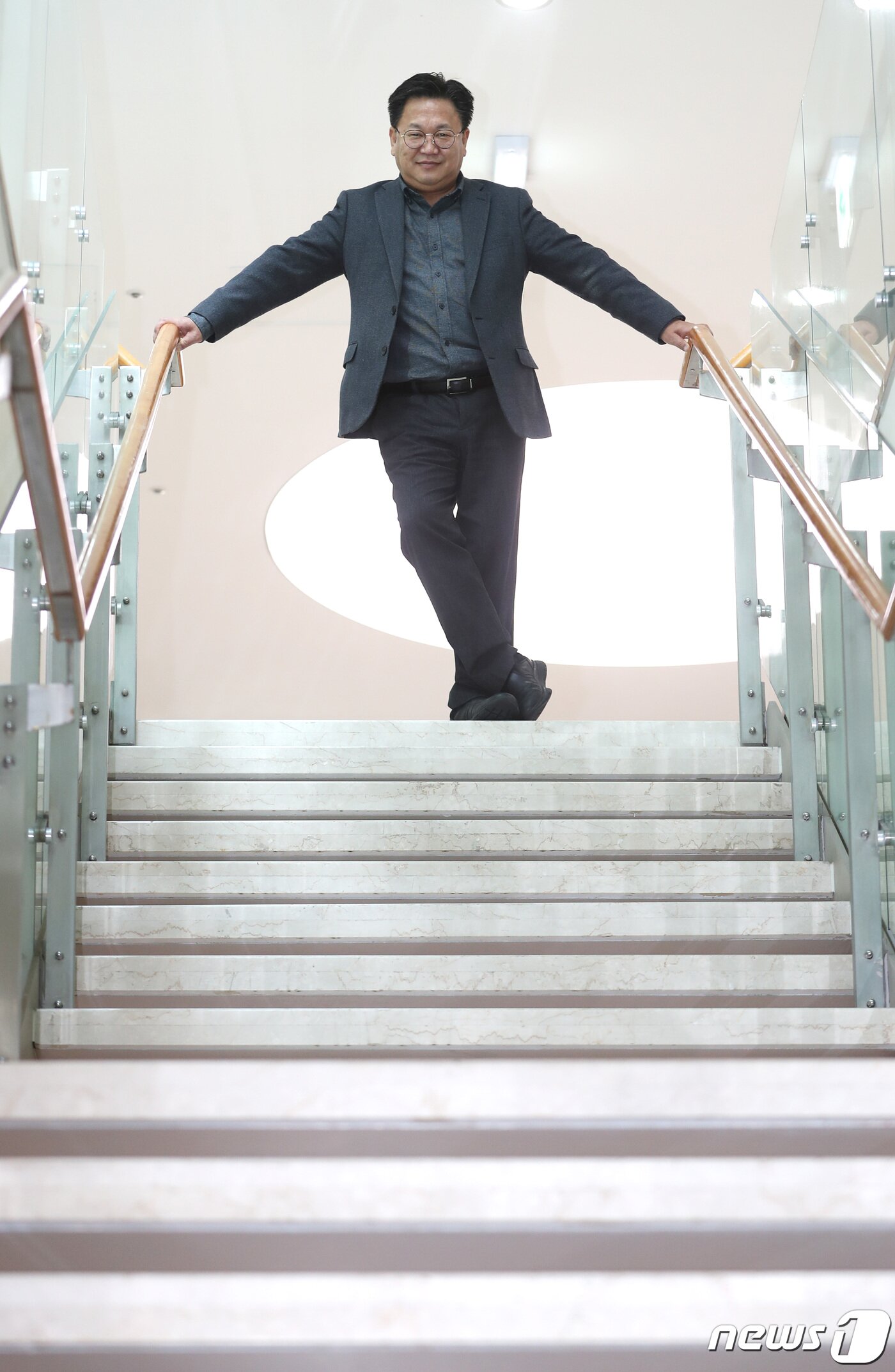 본문 이미지 - 존리 메리츠자산운용 대표가 13일 뉴스1과 인터뷰를 앞두고 사진촬영을 하고 있다. 2021.1.13/뉴스1 ⓒ News1 이성철 기자