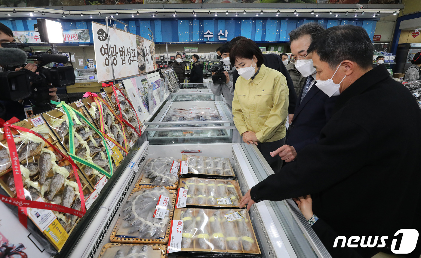 (서울=뉴스1) 임세영 기자 = 전현희 국민원익위원회 위원장, 이성희 농협중앙회장, 정연태 농협유통 대표이사 등이 13일 오후 서울 서초구 농협 양재 하나로마트에서 코로나19 등으 …