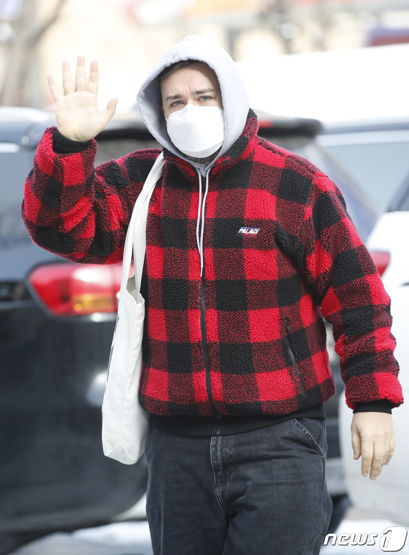 (서울=뉴스1) 권현진 기자 = 방송인 샘 해밍턴이 13일 서울 영등포구 여의도 KBS에서 열리는 KBS 2TV '트롯 전국체전' 촬영 차 방송국으로 들어서며 인사를 하고 있다. …