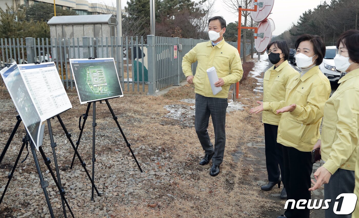 본문 이미지 - 지난 2021년 1월 13일 추미애 당시 법무부 장관이 경기도 화성여자교도소 신축 예정 부지를 둘러보고 사업개요를 보고받고 있다.(법무부 제공) 2021.1.13 ⓒ 뉴스1 김명섭 기자