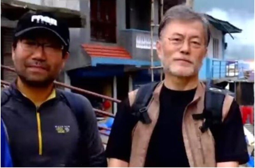 본문 이미지 - 2016년 6월 히말리야 트레킹을 함께 떠난 문재인 대통령과 양정철 비서. 손혜원 전 의원은 2017년 5월 이후 문 대통령이 양 비서와 절연했다며 이후 양 비서가 이러한 이미지 등을 이용해 마치 대통령 복심인 것처럼 쇼를 하고 다녔다고 주장했다. (유튜브 갈무리) ⓒ 뉴스1