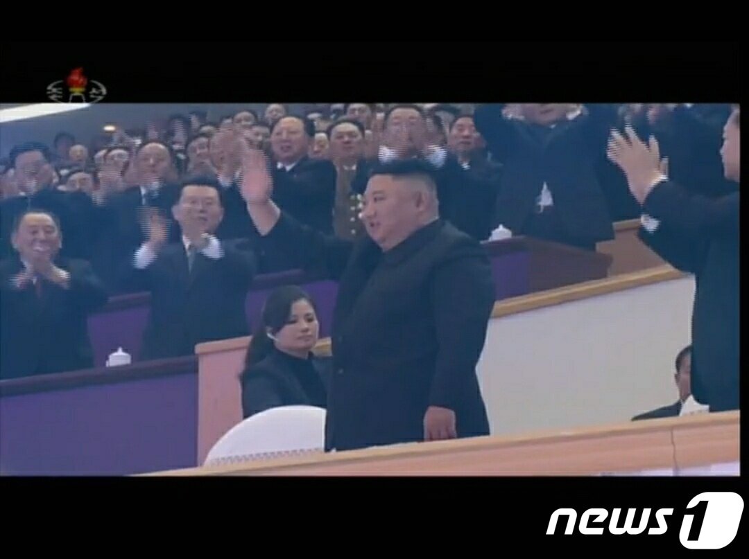 본문 이미지 - 8차 노동당 대회 경축을 위해 열린 대공연 '당을 노래하노라' 에 참석한 김정은 노동당 총비서를 현송월 당 부부장이 수행하고 있다. ('조선중앙TV' 갈무리)