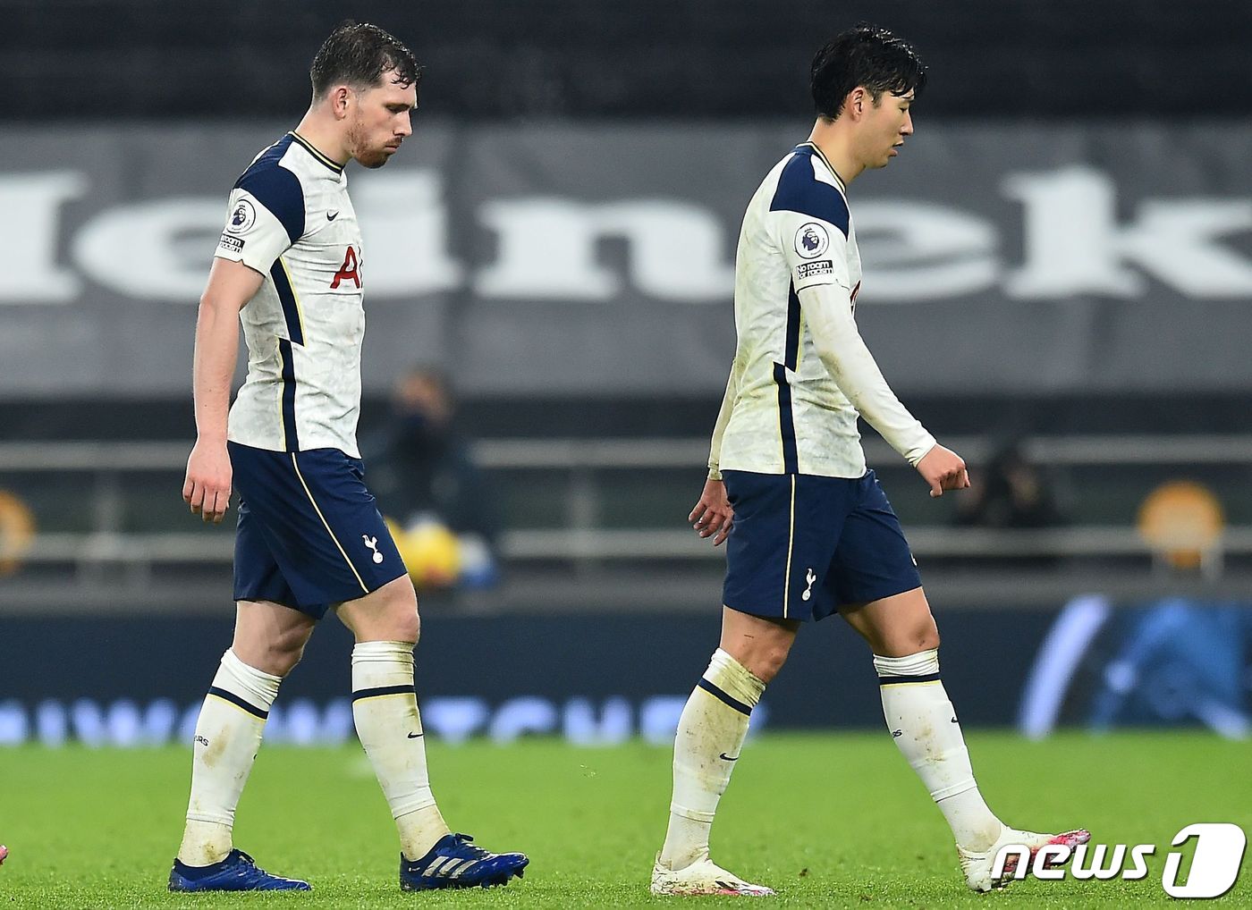 (런던 AFP=뉴스1) 우동명 기자 = 손흥민이 13일(현지시간) 런던의 토트넘 홋스퍼 스타디움에서 열린 프리미어리그(EPL) 풀럼과 경기를 무승부로 마친 뒤 피에르-에밀 호이비에 …