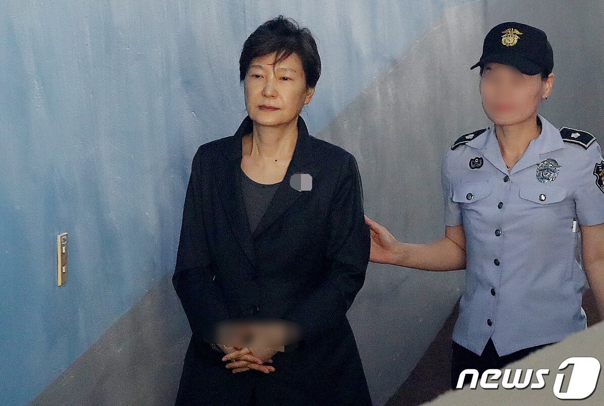 본문 이미지 - 국정농단과 국가정보원 특수활동비 상납 등 혐의로 재판에 넘겨진 박근혜 전 대통령에게 징역 20년형이 최종 확정됐다. 14일 오전 대법원 3부(주심 노태악 대법관)는 박 전 대통령에 대한 재상고심 선고 공판에서 상고를 기각하고 징역 20년·벌금 180억원과 추징금 35억원을 선고한 원심을 확정했다. 사진은 2017년 9월 서울중앙지방법원에서 열린 '592억 뇌물' 관련 69회 공판에 출석하기 위해 호송차에서 내려 법정으로 향하고 있는 박근혜 전 대통령 모습. (뉴스1 DB) 2021.1.14/뉴스1 ⓒ News1 박세연 기자