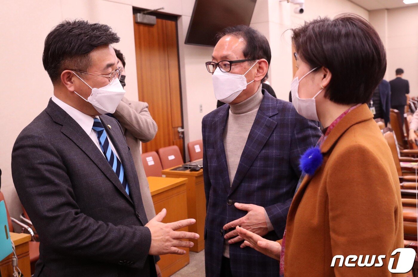 본문 이미지 - 윤호중 법사위원장(왼쪽부터), 김도읍 국민의힘 간사, 백혜련 더불어민주당 간사가 지난 14일 오후 서울 여의도 국회에서 열린 법제사법위원회 전체회의 산회 후 대화를 나누고 있다. 2021.1.14/뉴스1 ⓒ News1 박세연 기자