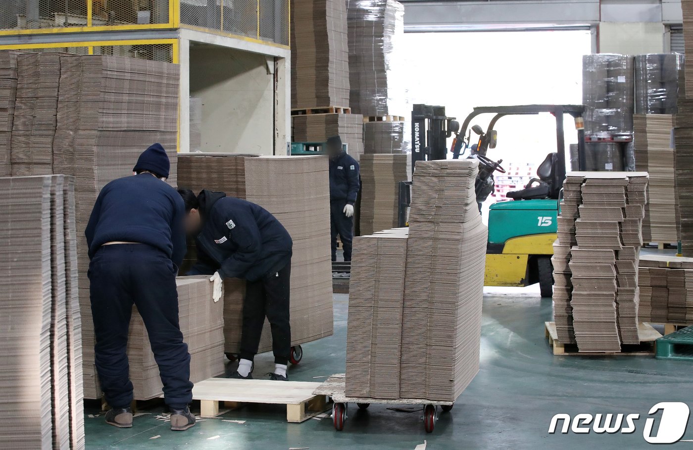 본문 이미지 - 경기도 김포시 한 골판지 제조업체에서 근로자들이 일하고 있다. /뉴스1 ⓒ News1 김진환 기자