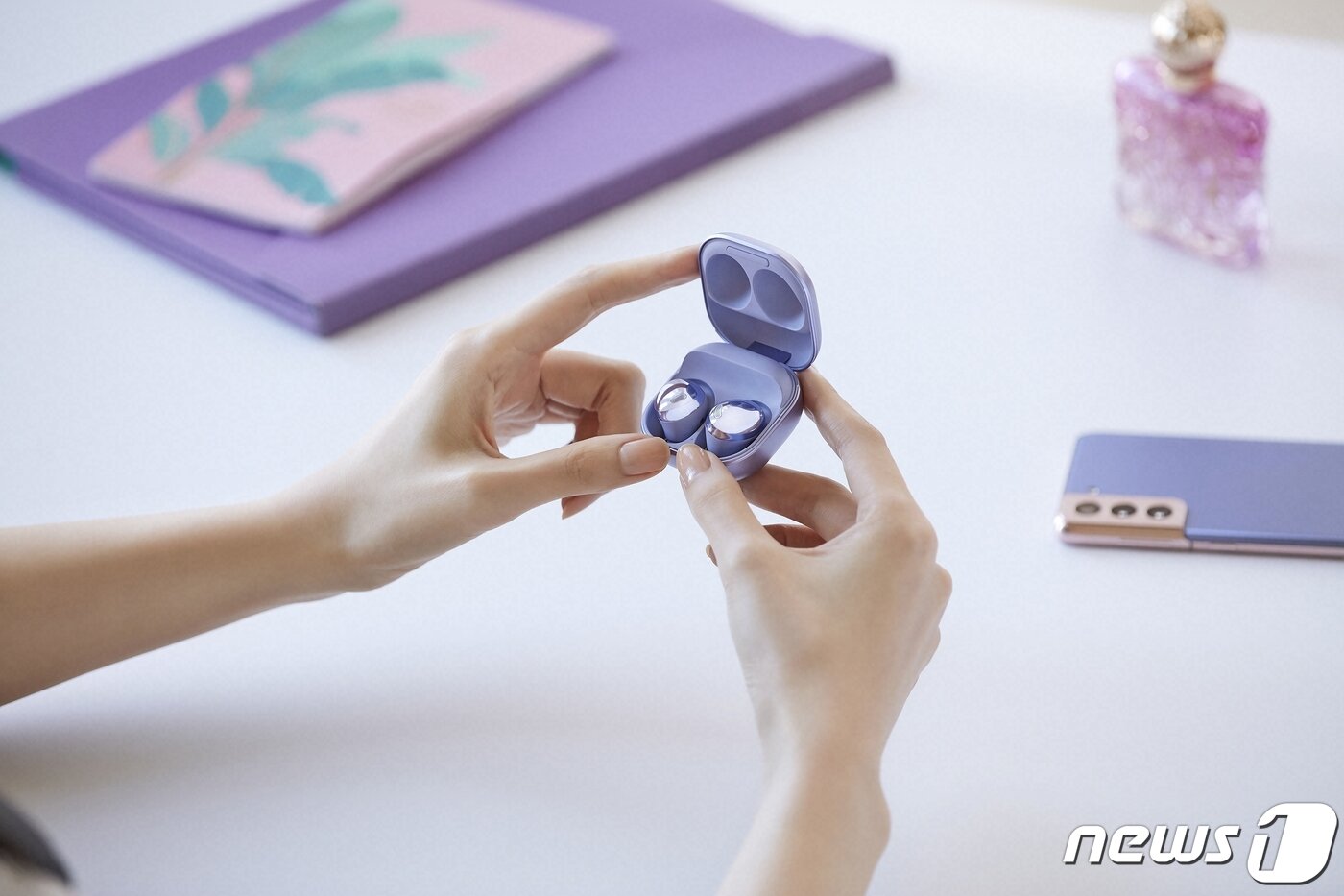 본문 이미지 - 삼성전자가 최대 99%까지 외부 소음을 줄여주는 무선이어폰 '갤럭시버즈 프로'를 15일 온라인 언팩에서 선보였다. (삼성전자 제공) ⓒ 뉴스1