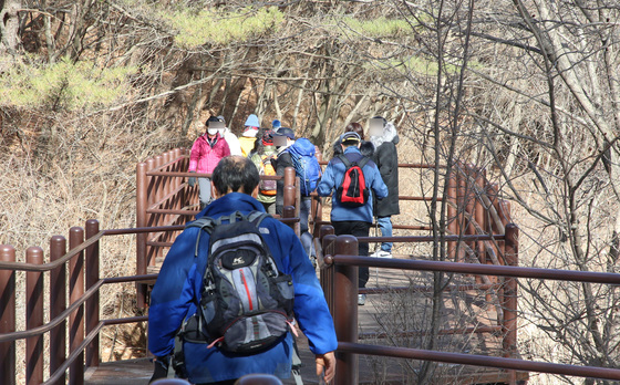 아침부터 단풍 산행…계룡산 탐방객, 8일 오전에만 2543명