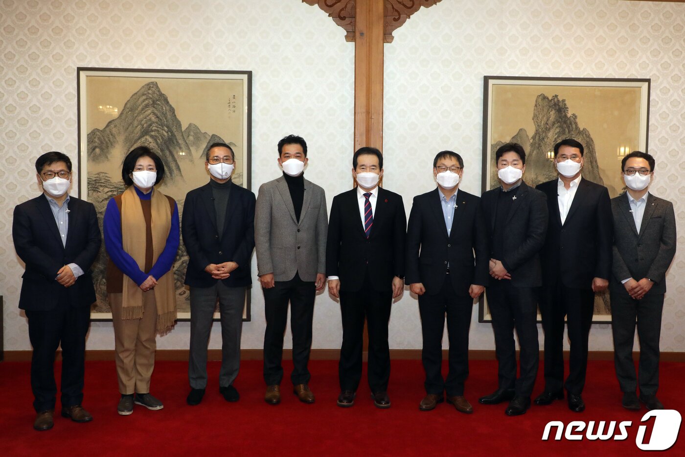 본문 이미지 - 정세균 전 국무총리가 2021년 1월 14일 서울 종로구 국무총리 서울공관에서 열린 &#39;제32차 목요대화&#39;에서 경제부처 장관들과 김병국 이솔 대표이를 비롯한 기업인 등과 기념사진을 촬영하는 모습. 2021.1.14/뉴스1 ⓒ News1 황기선 기자