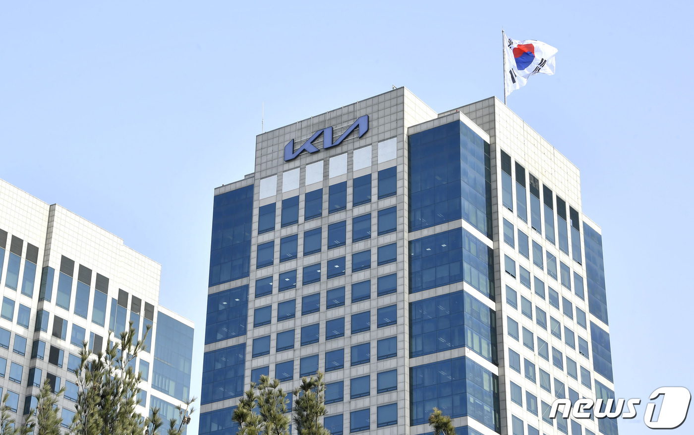 (서울=뉴스1) 박지혜 기자 = 14일 서울 서초구 양재동 기아자동차 사옥 외벽에 기아차의 새로운 로고가 걸려 있다. (기아자동차 제공) 2021.1.14/뉴스1