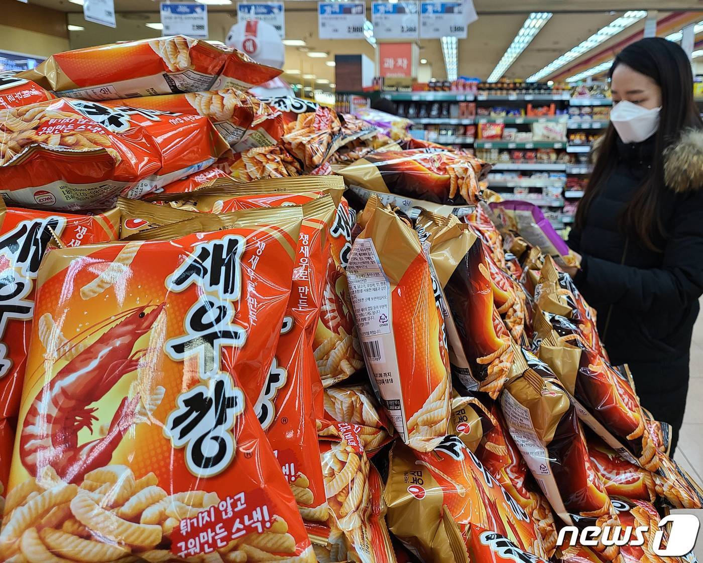본문 이미지 - 서울의 한 대형마트에 농심 '새우깡'이 판매되고 있는 모습. 2021.1.15/뉴스1