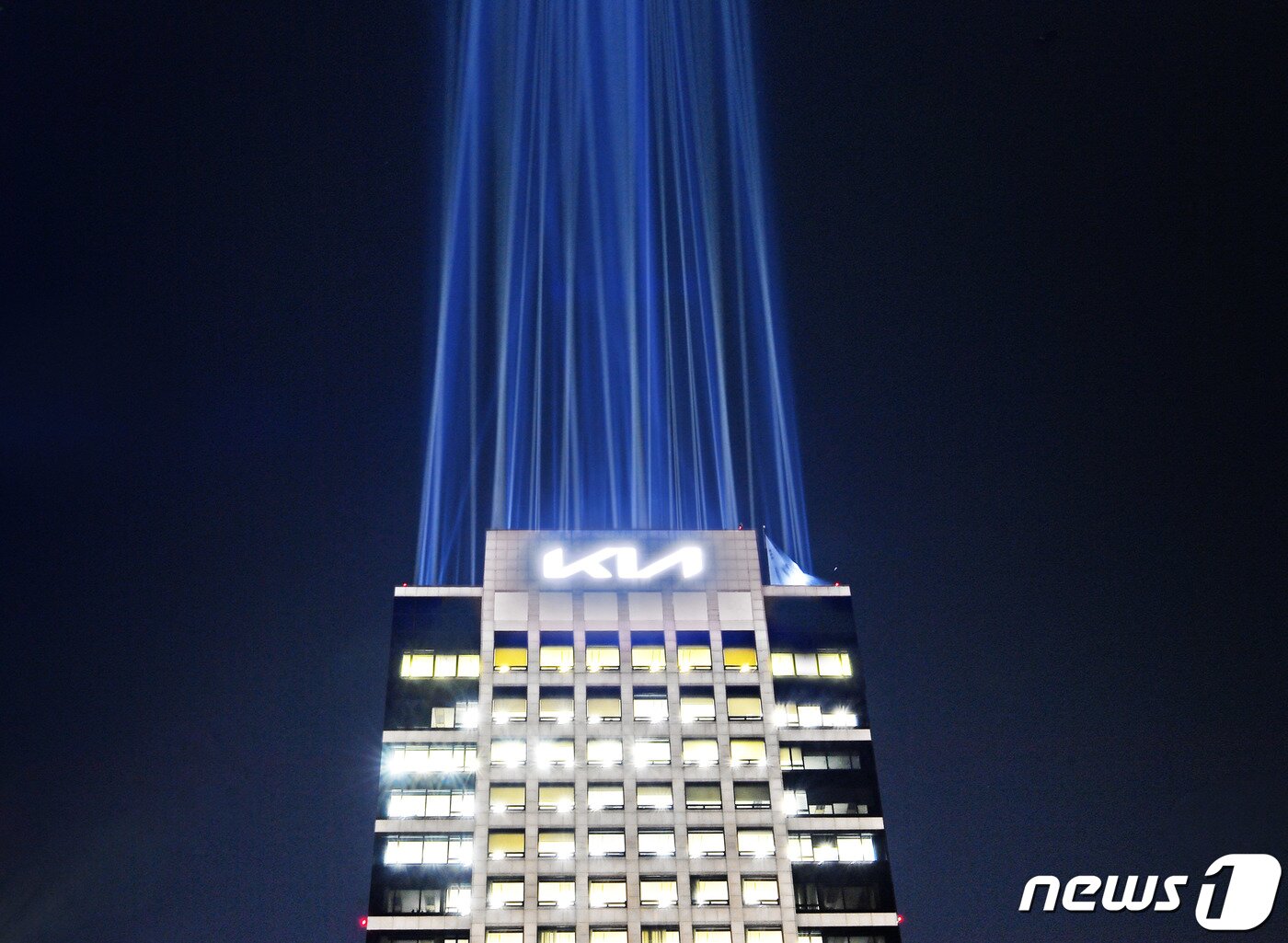 본문 이미지 - 기아자동차가 2021년 사명을 &#39;기아&#39;로 변경했다. 새 로고 현판이 적용된 서울시 서초구 양재동 기아 사옥의 모습. &#40;기아 제공&#41; 2021.1.15/뉴스1