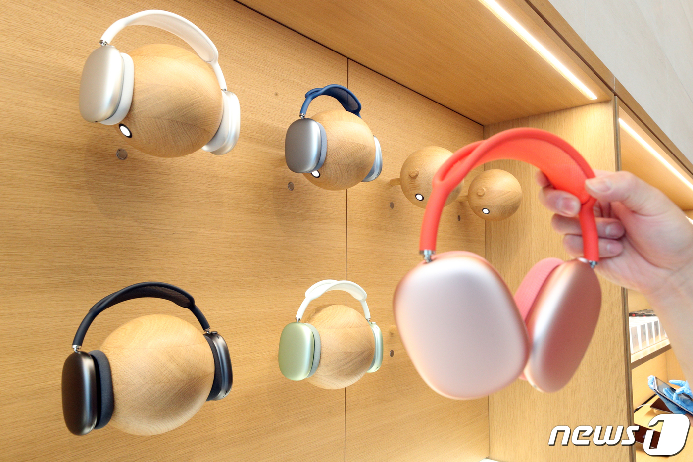 (서울=뉴스1) 황기선 기자 = 15일 서울 강남구 가로수길 애플스토어에 '애어팟 맥스'가 진열 돼있다.이날 출시된 애플의 첫 무선 헤드폰 ‘에어팟 맥스’는 스페이스 그레이, 실버 …