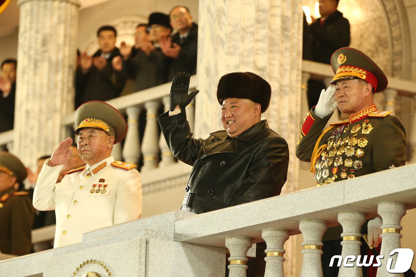 본문 이미지 - (평양 노동신문=뉴스1) = 작년 10월 북한 열병식 당시 김정은 노동당 총비서 양 옆에 자리한 박정천 군 총참모장과 리병철 당 중앙군사위원회 부위원장. [국내에서만 사용가능. 재배포 금지. DB 금지. For Use Only in the Republic of Korea. Redistribution Prohibited] rodongphoto@news1.kr