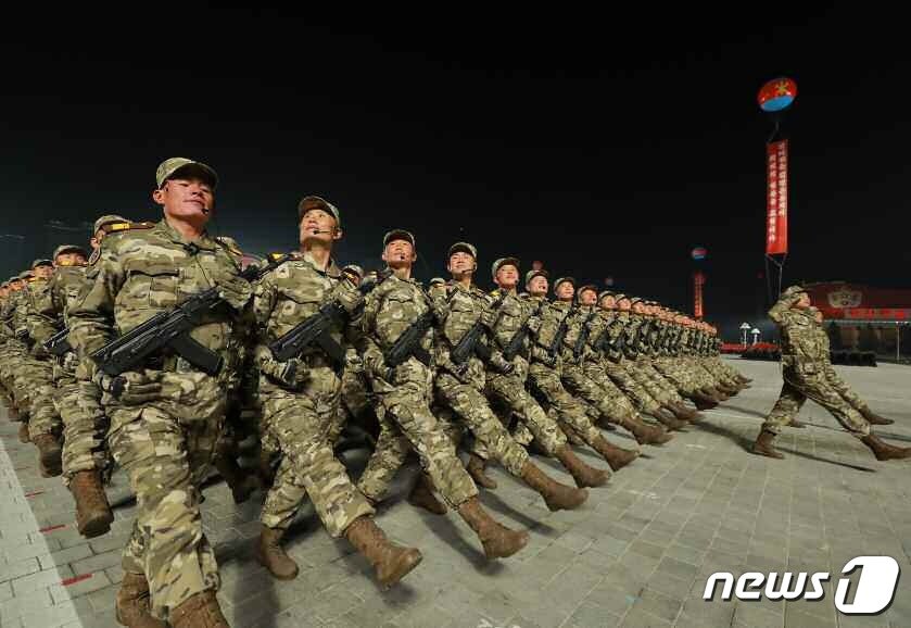 본문 이미지 - (평양 노동신문=뉴스1) = 제8차 당 대회 기념 열병식.[국내에서만 사용가능. 재배포 금지. DB 금지. For Use Only in the Republic of Korea. Redistribution Prohibited] rodongphoto@news1.kr