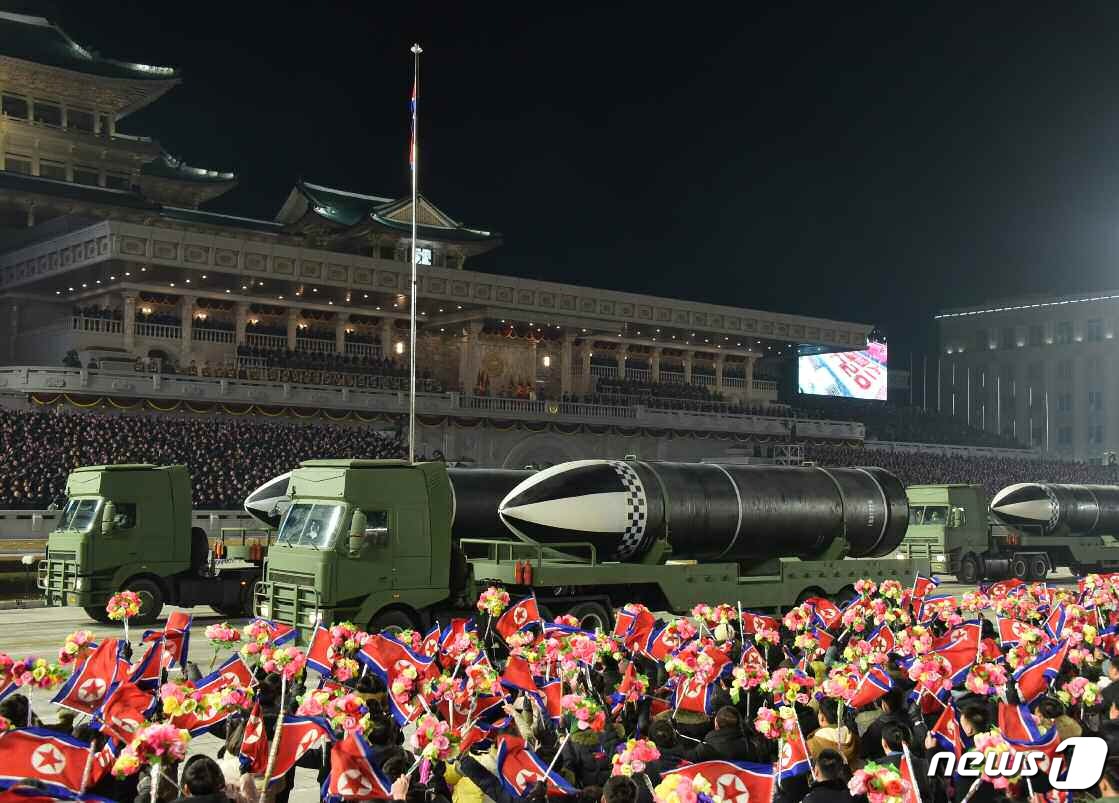 (평양 노동신문=뉴스1) = 북한이 제8차 노동당 대회를 기념하는 군 열병식을 14일 평양 김일성광장에서 열었다고 당 기관지 노동신문이 15일 보도했다. 열병식에서는 신형으로 추정 …