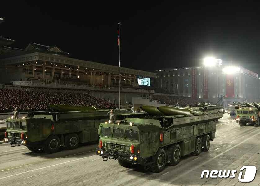 본문 이미지 - (평양 노동신문=뉴스1) = 북한이 지난달 14일 평양 김일성 광장에서 열린 제8차 조선노동당 대회 기념 열병식을 통해 신형 무기들을 공개했다. [국내에서만 사용가능. 재배포 금지. DB 금지. For Use Only in the Republic of Korea. Redistribution Prohibited] rodongphoto@news1.kr