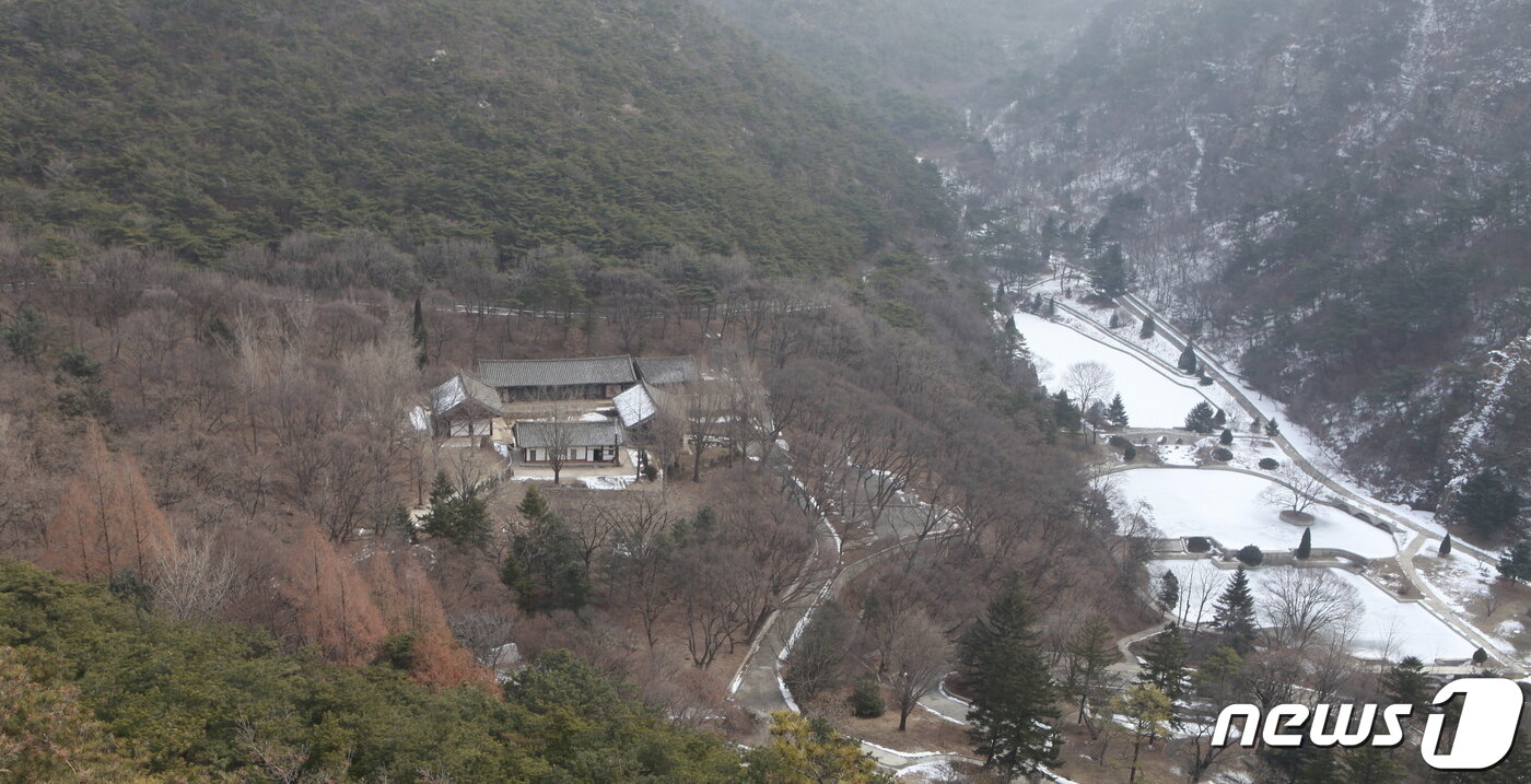 본문 이미지 - 황해북도 사리원시 정방산 기슭에 있는 성불사(成佛寺) 전경. (미디어한국학 제공) 2021.01.09.ⓒ 뉴스1