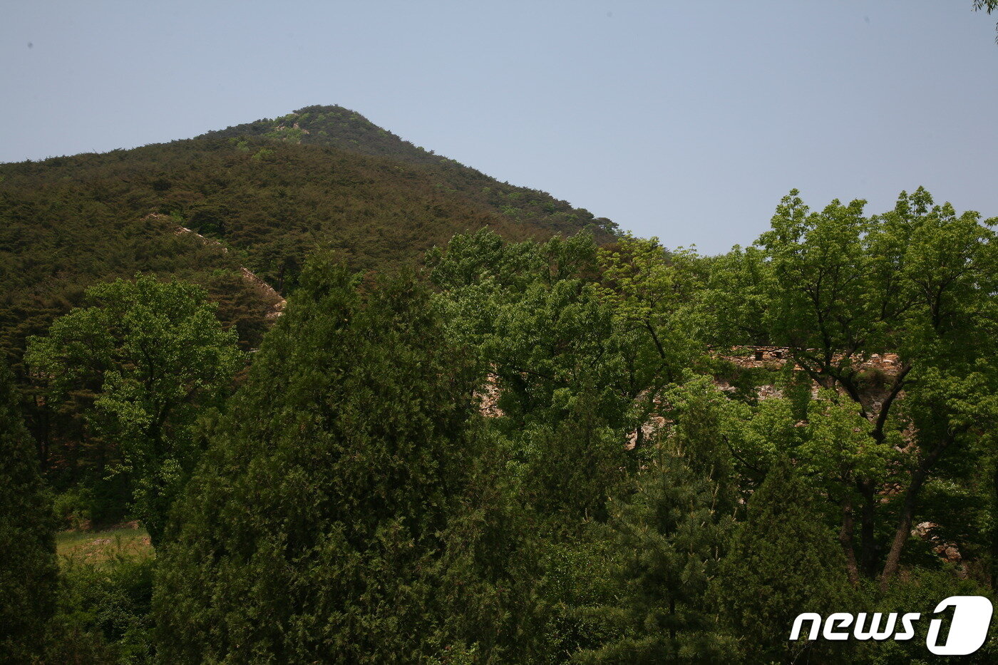 본문 이미지 - 고려시기에 쌓은 황해북도 사리원시의 정방산성의 서쪽 성곽 전경. (미디어한국학 제공) 2021.01.09.ⓒ 뉴스1
