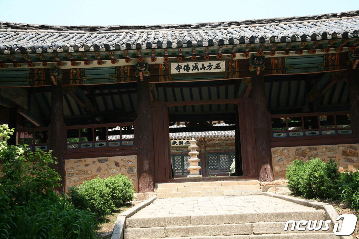 본문 이미지 - 정방산 성불사 청풍루와 5층석탑. (미디어한국학 제공) 2021.01.09.ⓒ 뉴스1