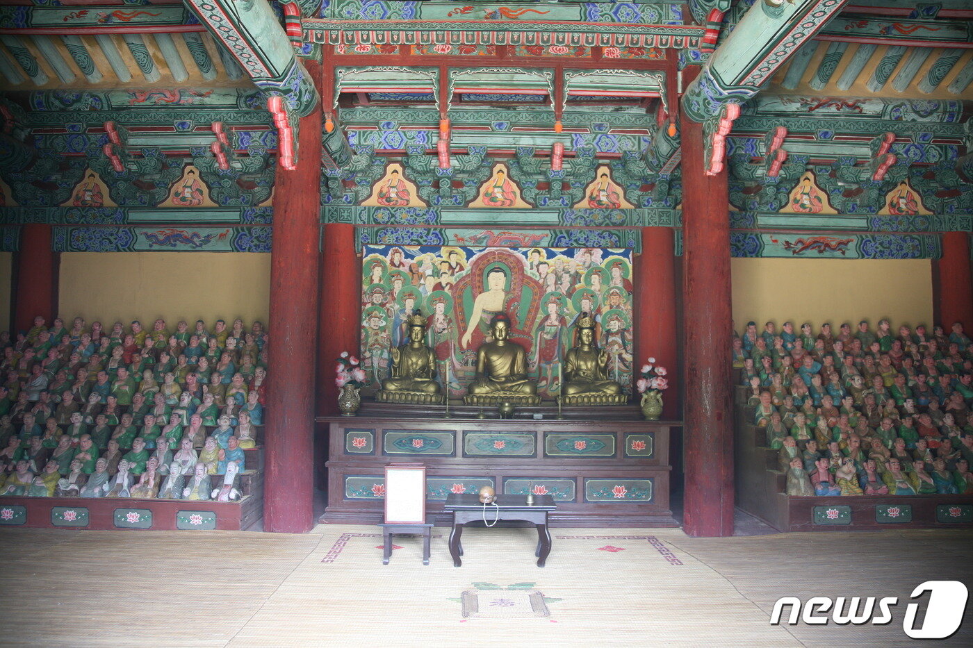 본문 이미지 - 정방산 성불사 응진전 내부에 좌우로 안치돼 있는 오백나한상. (미디어한국학 제공) 2021.01.09.ⓒ 뉴스1