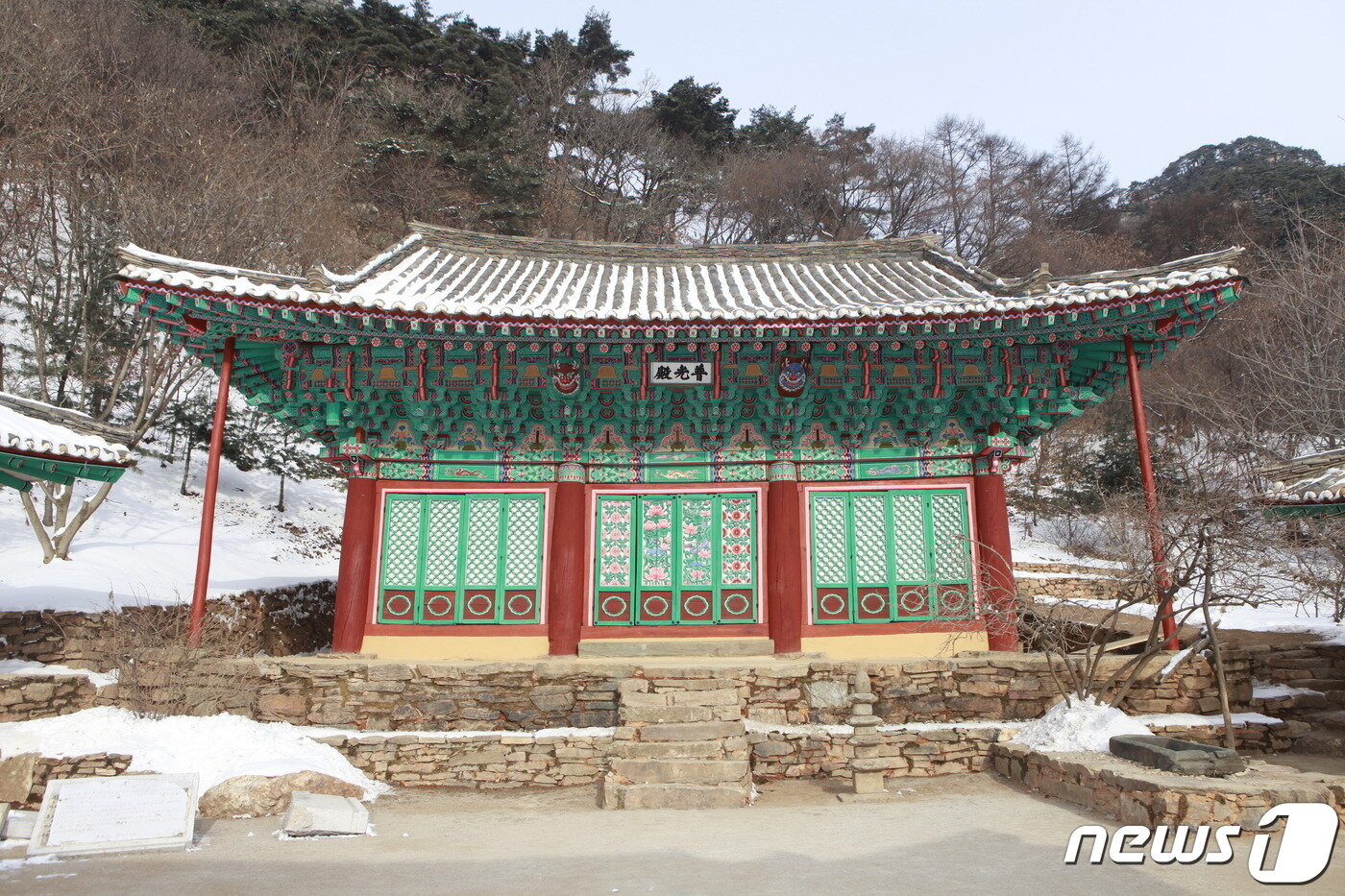 본문 이미지 - 황해북도 연탄군에 있는 심원사 보광전. 성불사 응진전과 함께 가장 오래된 목조건물의 하나다. (미디어한국학 제공) 2021.01.09.ⓒ 뉴스1