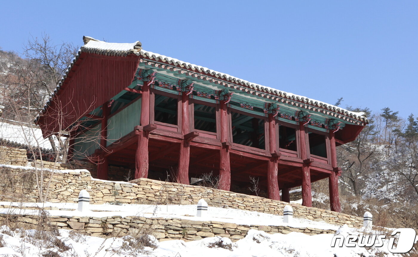 본문 이미지 - 황해북도 서흥군에 있는 귀진사의 출입문인 주악루 전경. (미디어한국학 제공) 2021.01.09.ⓒ 뉴스1