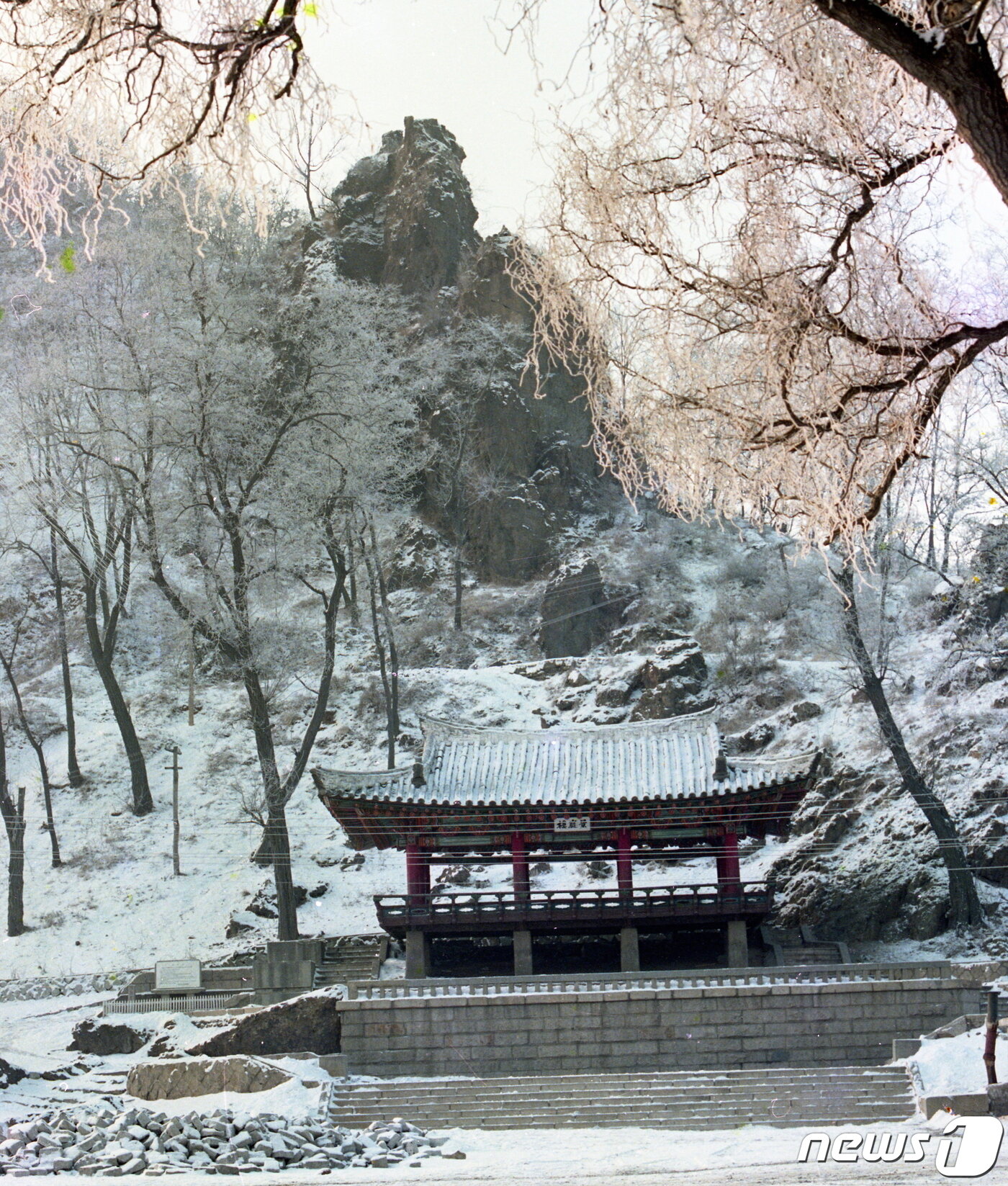 본문 이미지 - 황해북도 사리원시에 있는 경암루. 현재 경암루 앞 광장에서는 매년 봉산탈놀이 경연대회가 열린다. (미디어한국학 제공) 2021.01.09.ⓒ 뉴스1