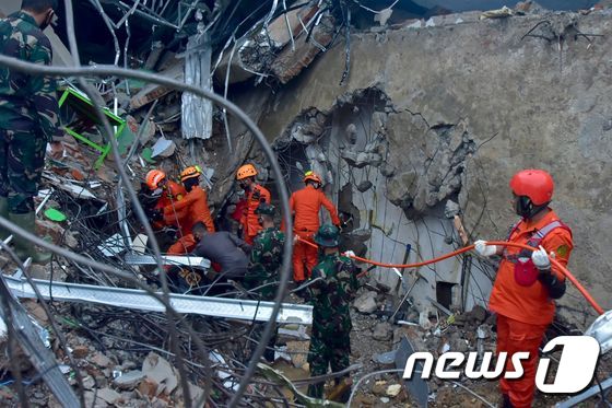 15일(현지시간) 오전 인도네시아 웨스트술라웨시섬에서 규모 6.2 강진이 발생했다. 당국은 건물 잔해에 깔린 실종자 수색·구조 작업을 진행 중이다.  © AFP=뉴스1