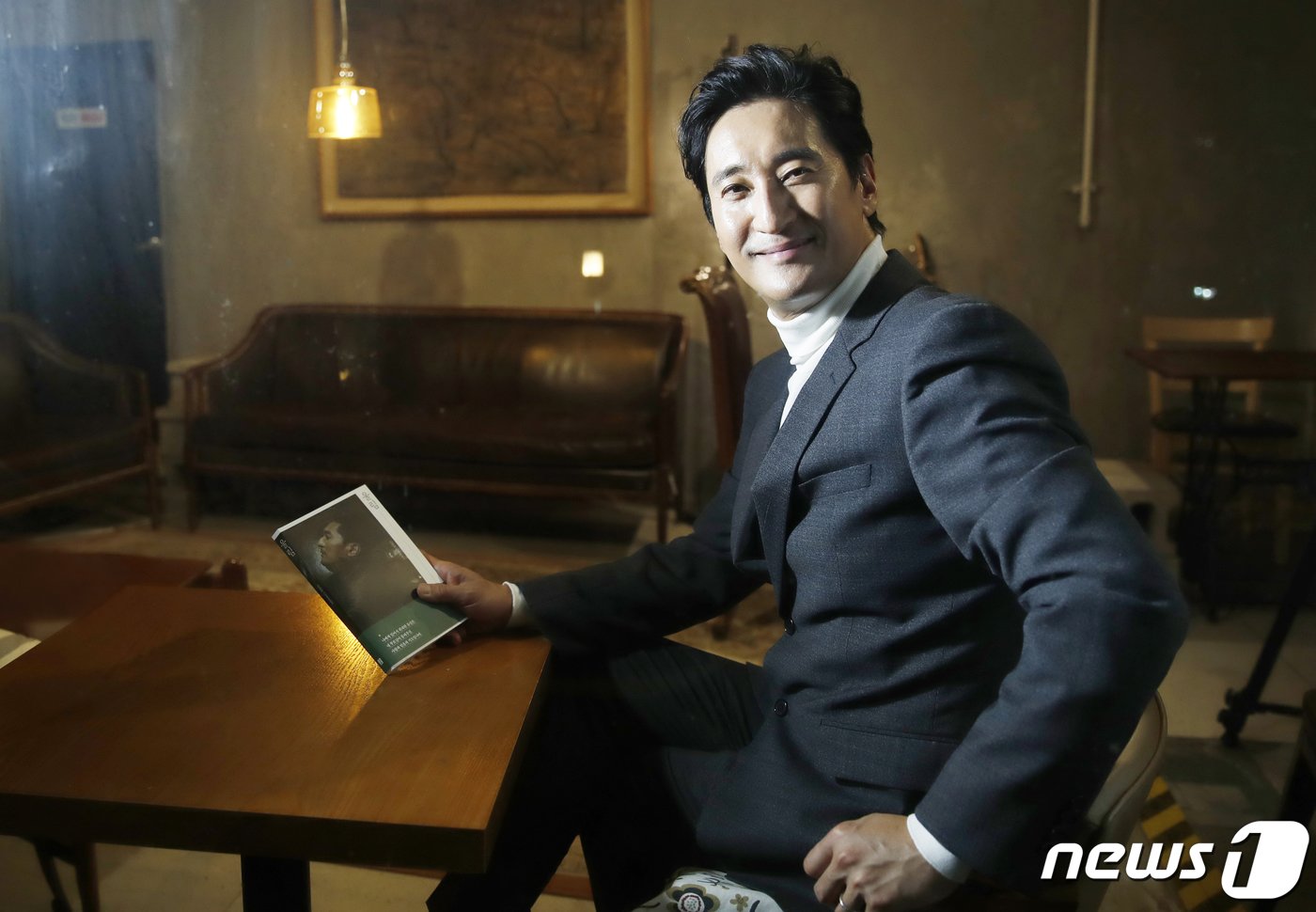 본문 이미지 - 서울 종로구 한 카페. 배우 신현준 신작에세이 '울림' 출간 인터뷰 / 뉴스1 ⓒ News1 권현진 기자