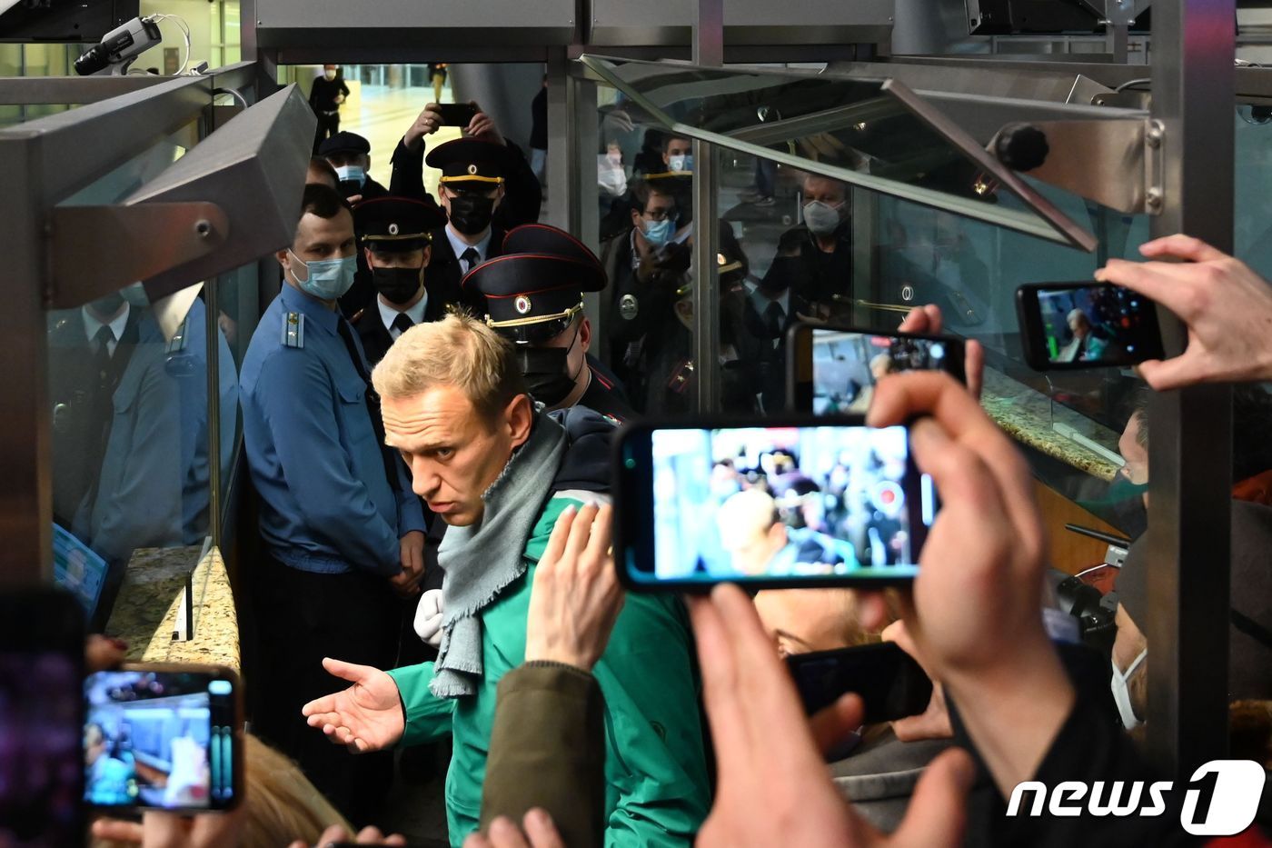 본문 이미지 - 독극물  중독 사건 이후 귀국하고 있는 나발니. 귀국 직후 수감됐다.  ⓒ AFP=뉴스1 ⓒ News1 이동원 기자
