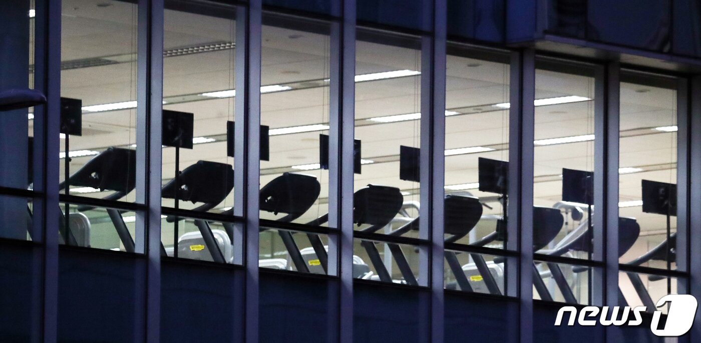 본문 이미지 - 지난달 18일 오전 서울 한 헬스클럽장에서 운동하는 사람이 없다.  2021.1.18/뉴스1 ⓒ News1 김명섭 기자