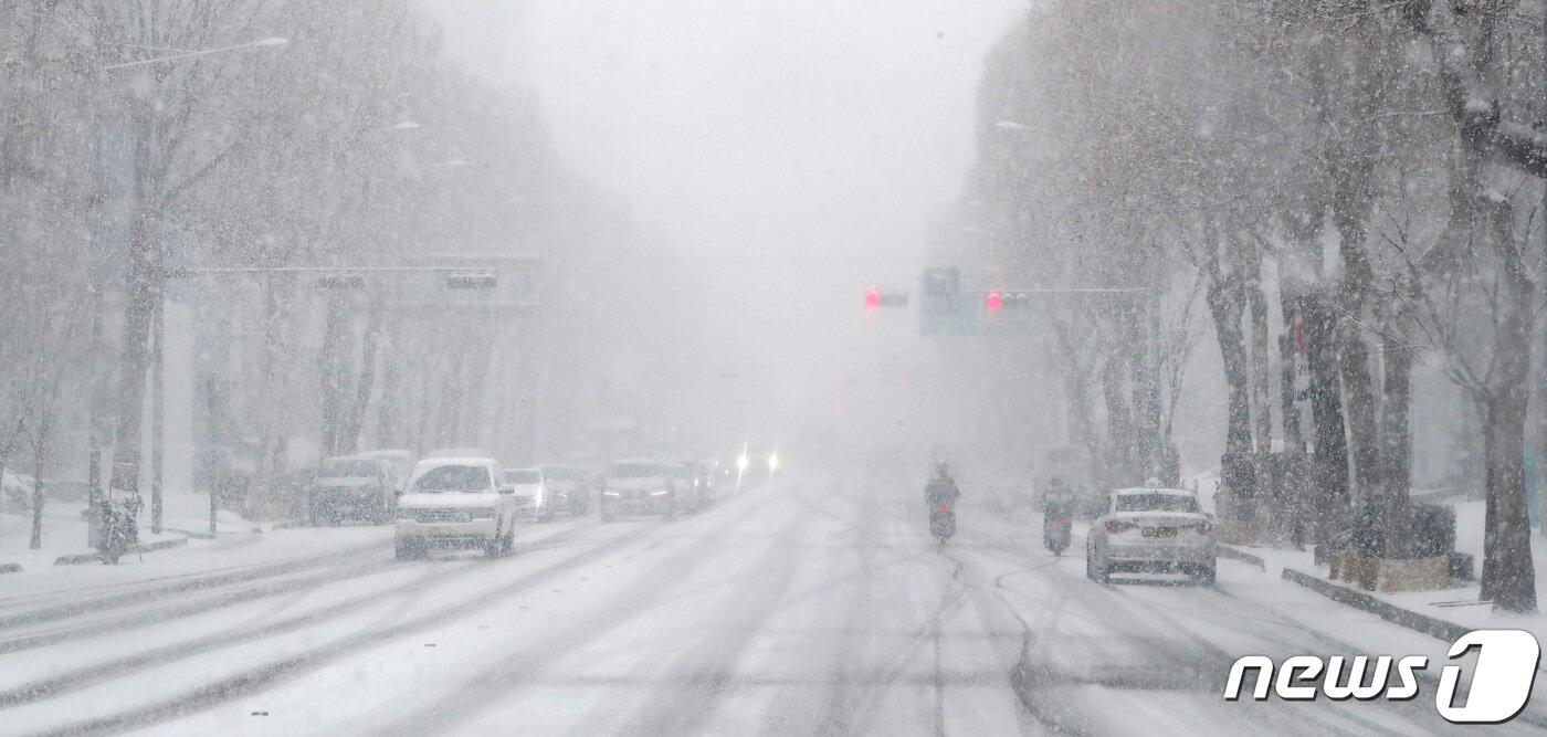 본문 이미지 - 눈 내리는 서울 강남구 청담사거리 인근 도로가 텅 비어 있다. 2021.1.18/뉴스1 ⓒ News1 임세영 기자