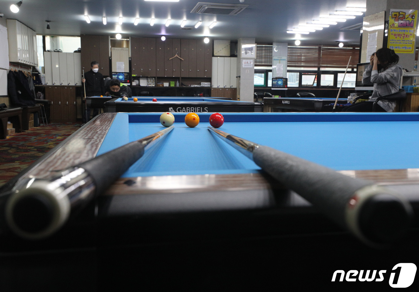 (서울=뉴스1) 신웅수 기자 = 18일 서울의 한 당구장에서 시민들이 당구를 치고 있다.중앙방역대책본부는 수도권 2.5단계 사회적 거리 두기와 5인 이상 사적 모임 금지를 이달 3 …