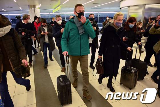 [사진] 모스크바 공항 도착한 러 야권 지도자 나발니 부부