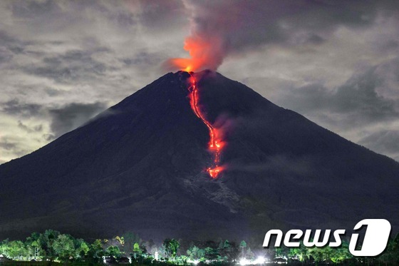 [사진] 붉은 용암 내뿜는 인도네시아 스메루 화산