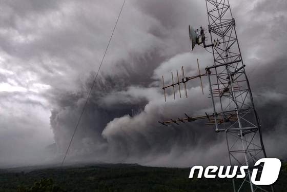[사진] 화산재 내뿜는 인도네시아 스메루 화산
