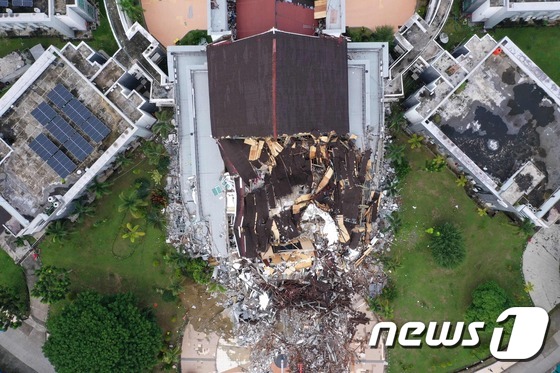 [사진] 강진으로 붕괴된 인도네시아 주 청사 건물