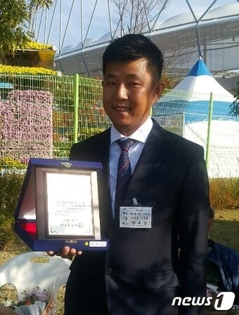 본문 이미지 - 20만불 수출탑을 수상한 양태영씨가 환한 미소로 포즈를 취하고 있다. ⓒ 뉴스1