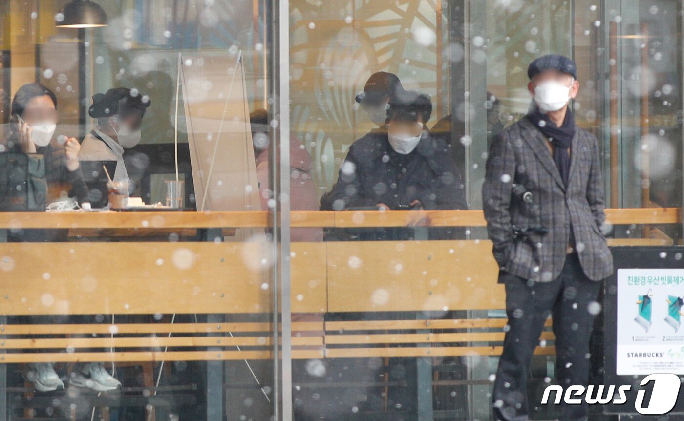 본문 이미지 - 포장·배달만 가능했던 카페에서 매장 내 취식이 가능해진 18일 서울시내 카페를 찾은 시민들이 테이블에 앉아있다. 2021.1.18/뉴스1 ⓒ News1 안은나 기자