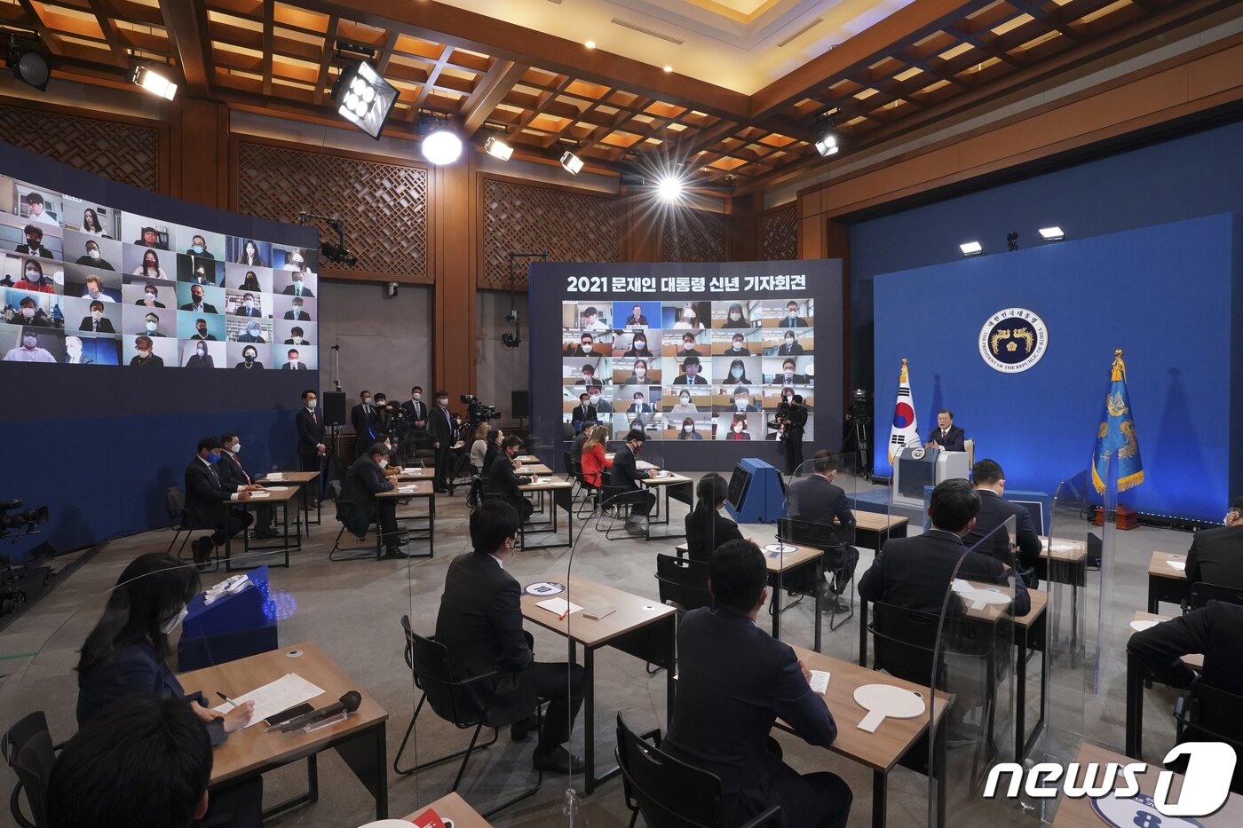 본문 이미지 - 문재인 대통령이 18일 오전 청와대 춘추관에서 신년 기자회견을 하고 있다. 2021.1.18/뉴스1 ⓒ News1 이광호 기자