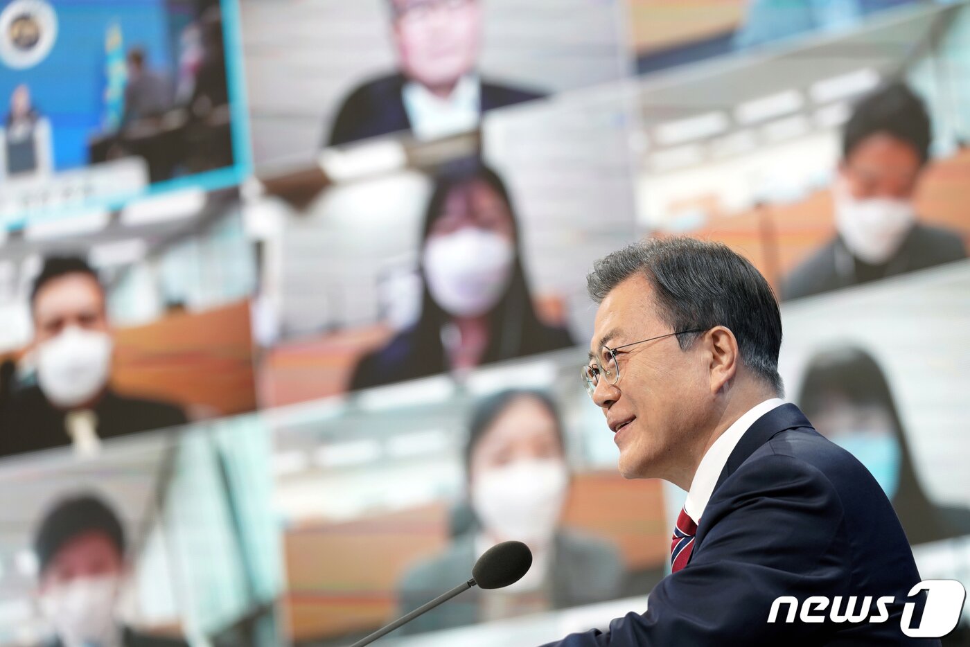 본문 이미지 - 문재인 대통령이 18일 오전 청와대 춘추관에서 신년 기자회견을 하고 있다. 2021.1.18/뉴스1 ⓒ News1 이광호 기자
