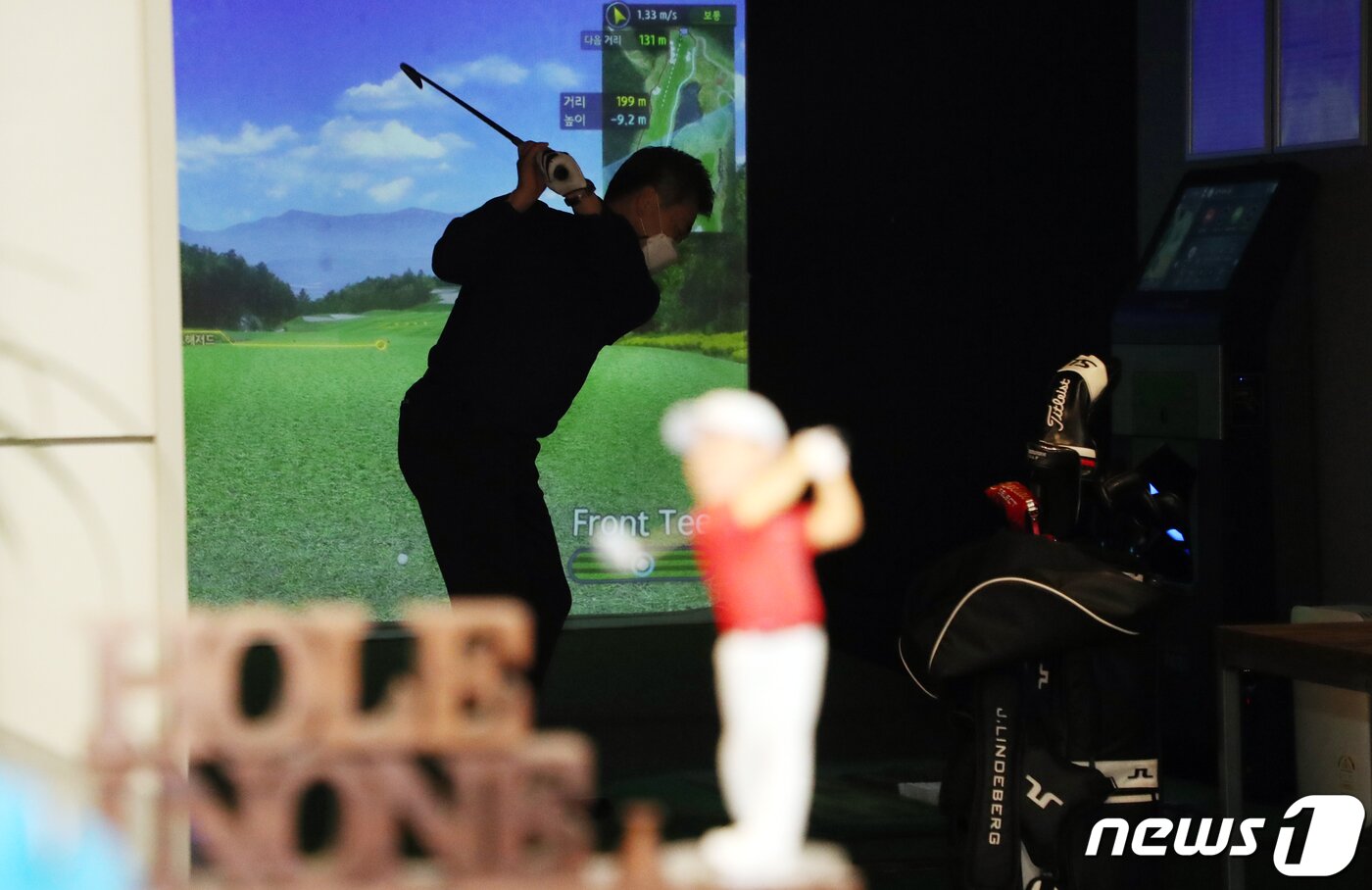 본문 이미지 - 18일 서울 종로구 골프존파크 명륜 성대 스크린골프장에서 영업이 이뤄지고 있다. ⓒ News1 김명섭 기자