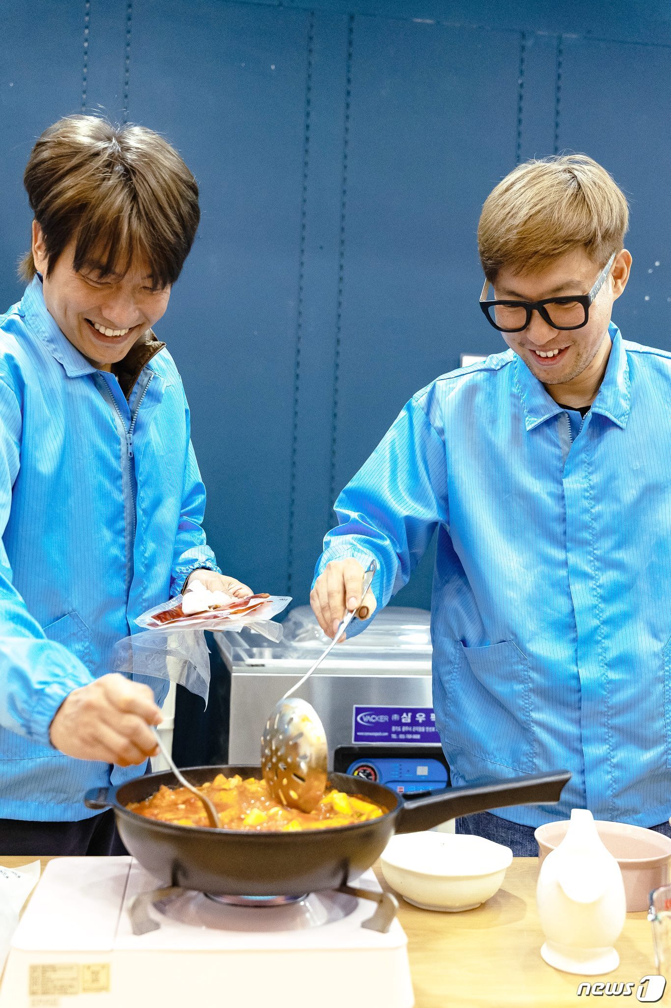 본문 이미지 - 떡볶이 밀키트를 조리하고 있는 윤홍권, 김강민 대표 (사과떡볶이 제공) ⓒ 뉴스1