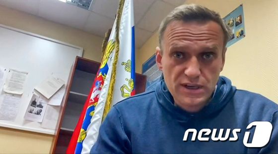 Navalni 경찰서에 구금 된 ‘Putin still’… “Resist”